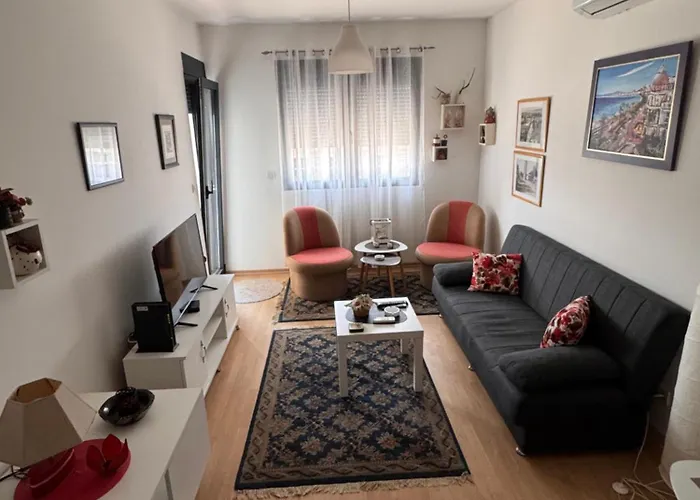 Flower And Flat Next To Centar Of Apartamento